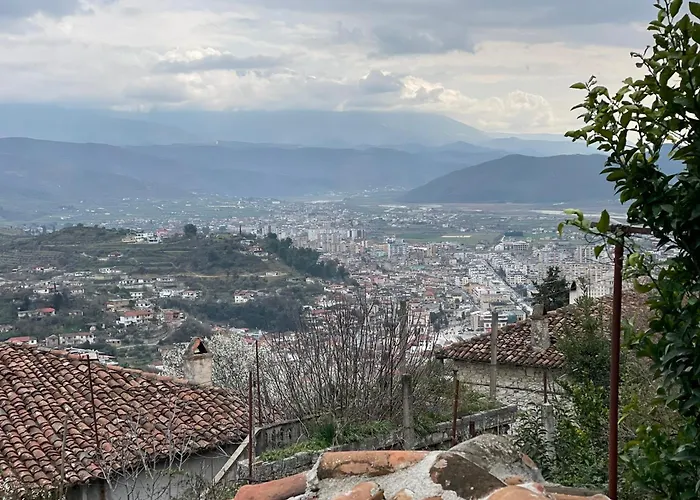 Mbrica Family - Castle Gem Affittacamere Berat