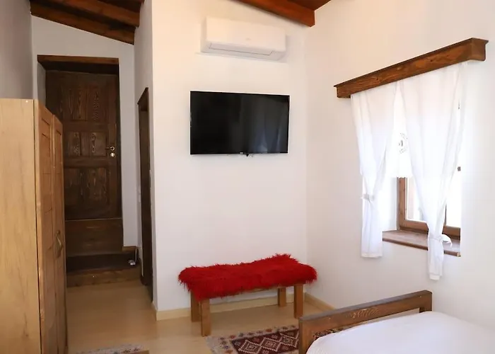 Affittacamere Mbrica Family - Castle Gem Berat